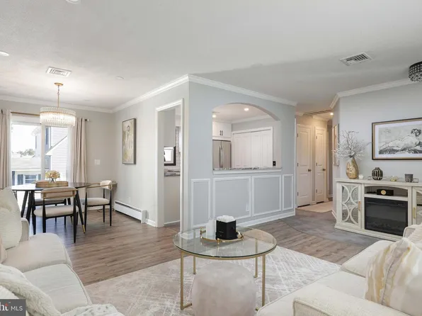 28 Birch St, Beachwood, NJ 08722