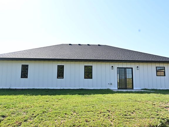 4th image of 210 Robin Ln