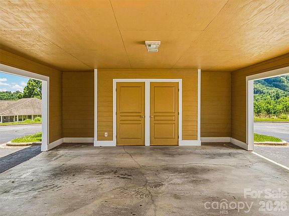 5th image of 102 Rough Point Ct