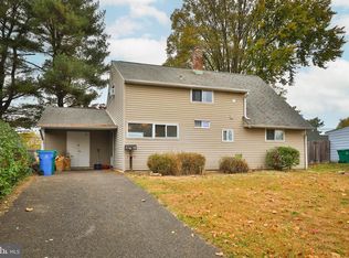 15 Inwood Rd, Levittown, PA 19057
