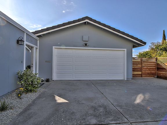 5th image of 2628 Flagstone Dr