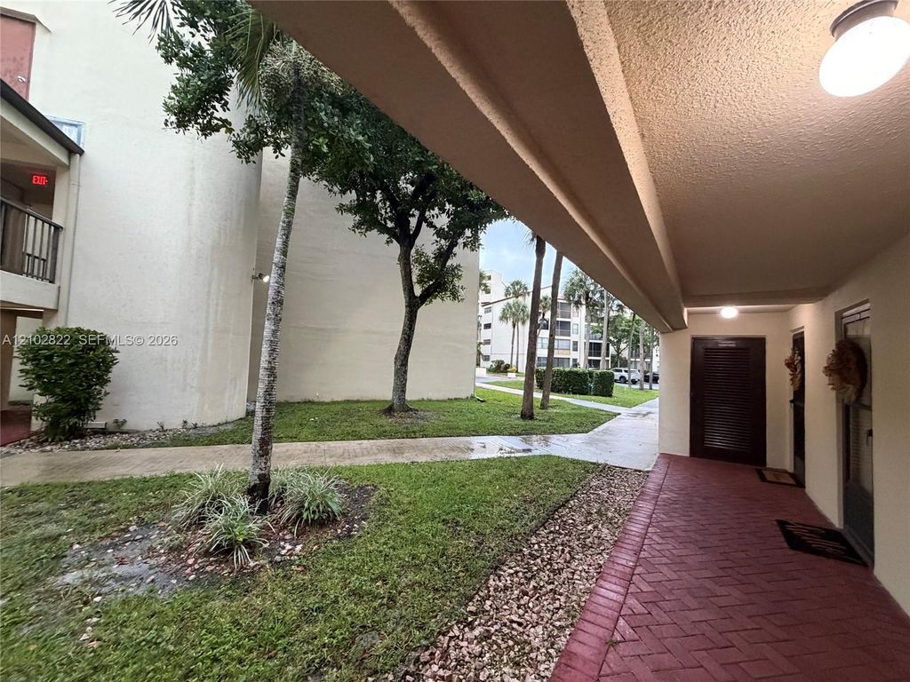 2300 S Cypress Bend Dr APT 102, photo 2