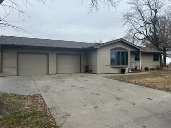 924 Charles St, Falls City, NE 68355