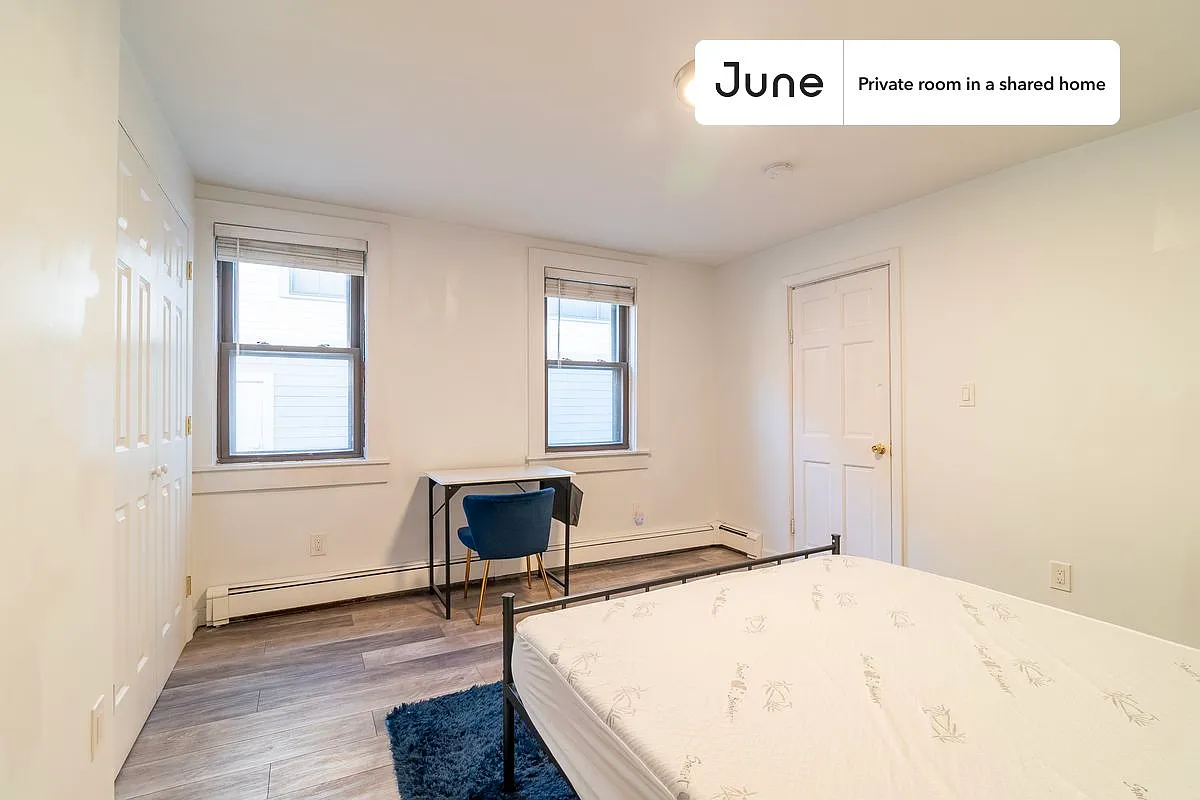 Queen bedroom in 5 bed/2 bath home in South Boston #1752 D — Photo 3