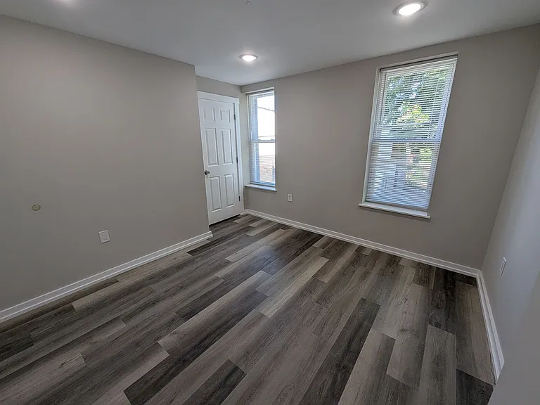 4946 W Thompson St — Photo 6