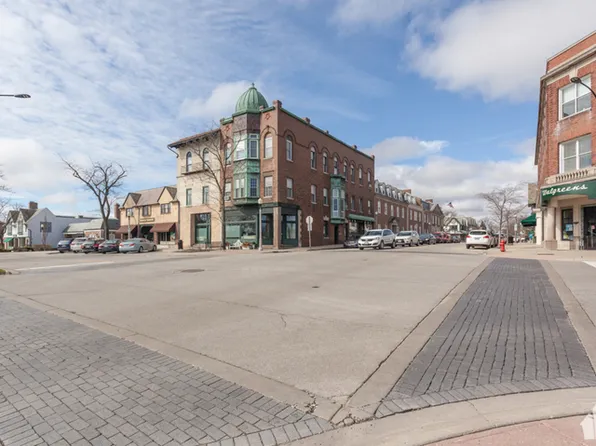 293 E Deerpath Rd APT 32, Lake Forest, IL 60045