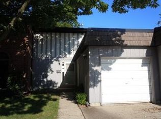 12 Pioneer Park Pl, Elgin, IL 60123