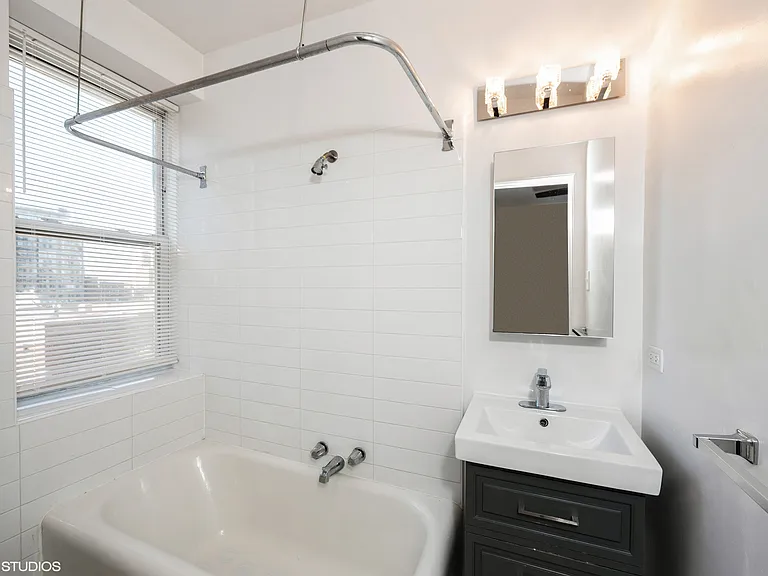 432 W Belmont — Photo 42