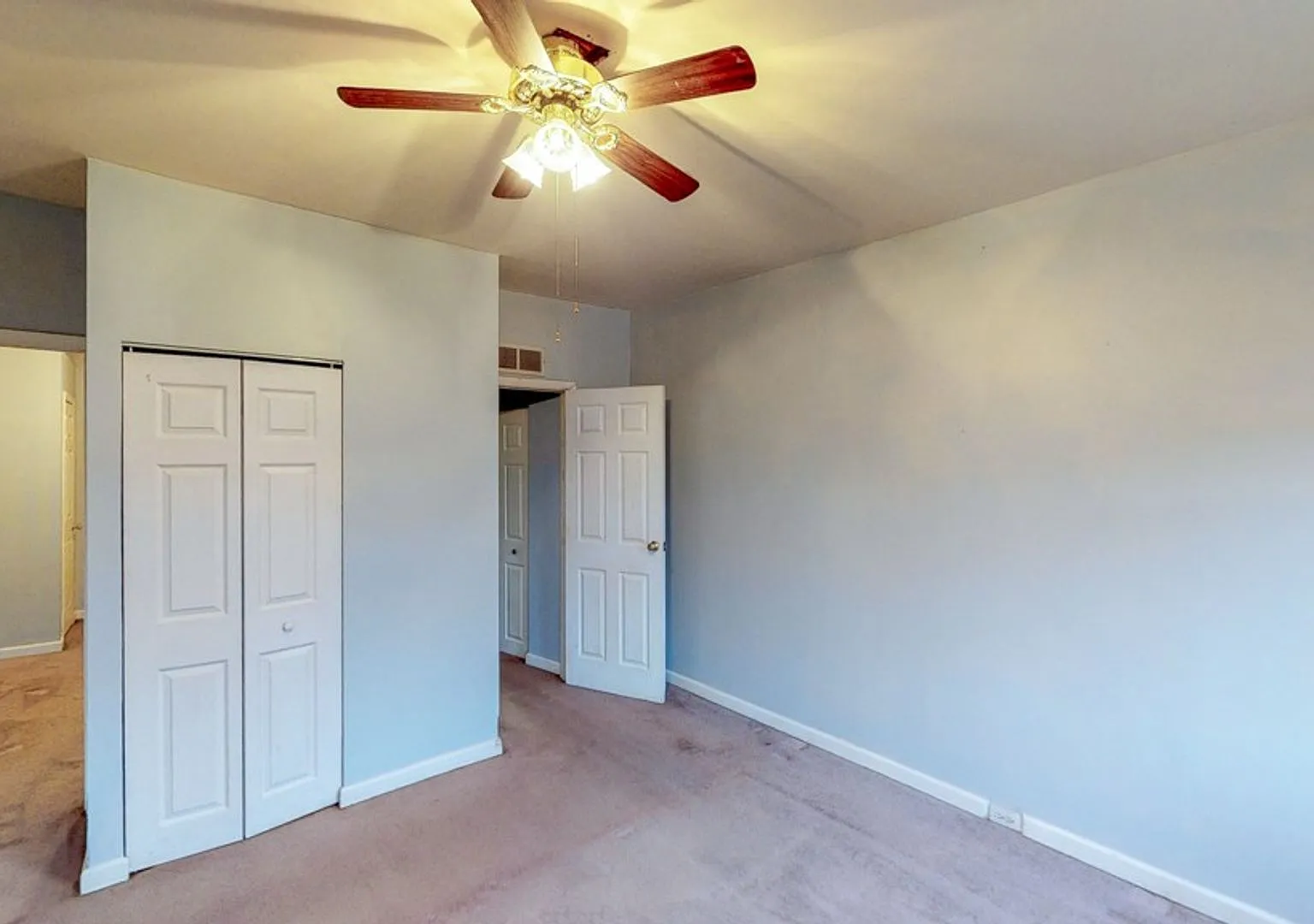2429 Christian St - 2 Bedroom + Den! — Photo 4