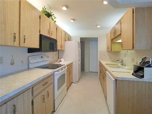 5th image of 1308 Lucaya Ave