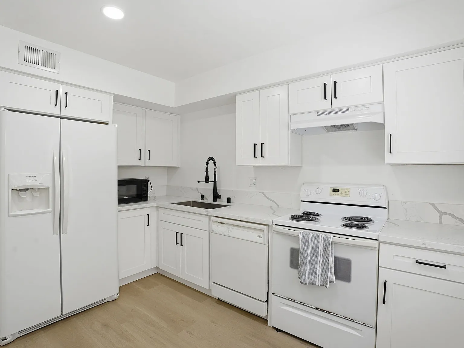 2 bed, 1252 sqft, $2,300 — Photo 4