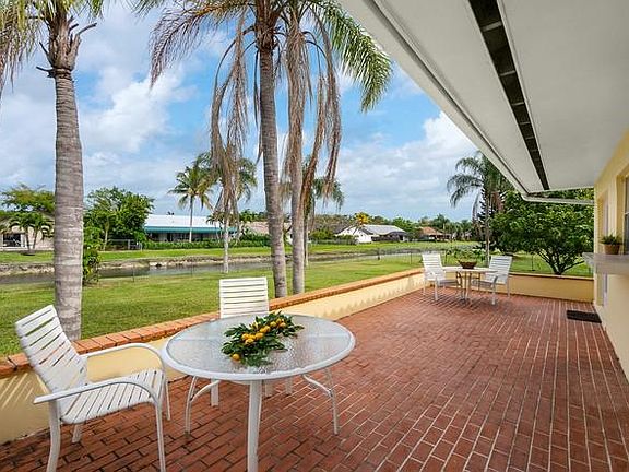 HUGE  OPEN TERRACE OVERLOOKING CANAL.