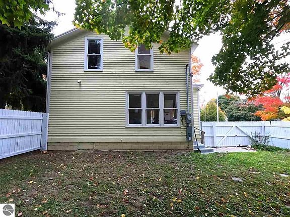 4th image of 571-573 Bellows Ave
