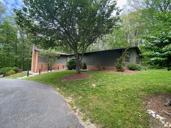 541 Chinquapin Trl, Hillsville, VA 24343