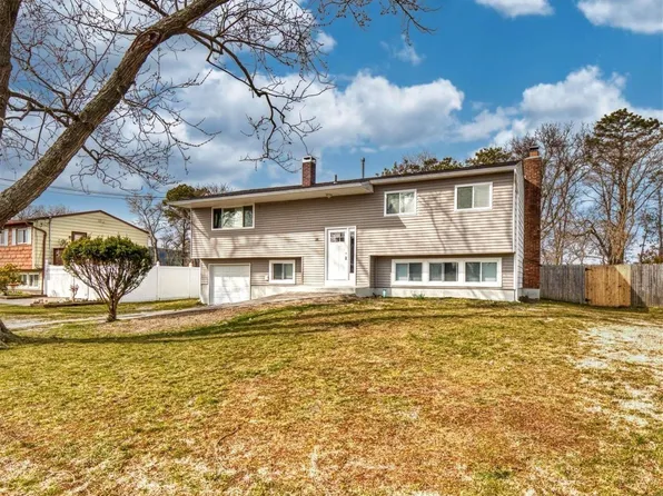 18 Gettysburg Drive, Holbrook, NY 11741