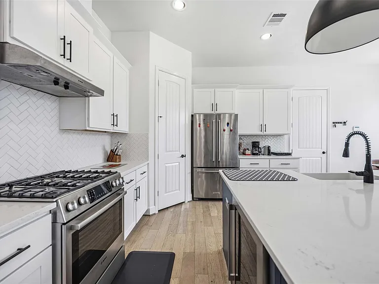 723 W 16th St — Photo 12