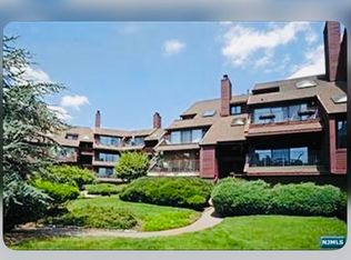 8C Cove Ln N, North Bergen, NJ 07047