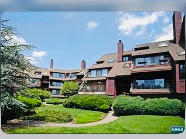 8C Cove Ln N, North Bergen, NJ 07047