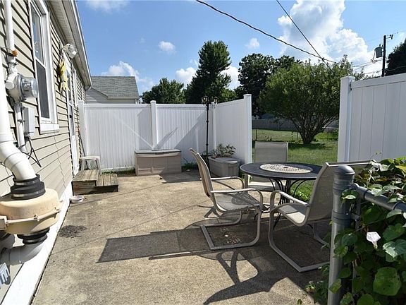 2nd image of 1141 N Lynhurst Dr