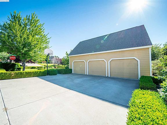 3rd image of 243 Englewood Dr