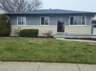 16001 Secretariat Ave, Roseville, MI 48066