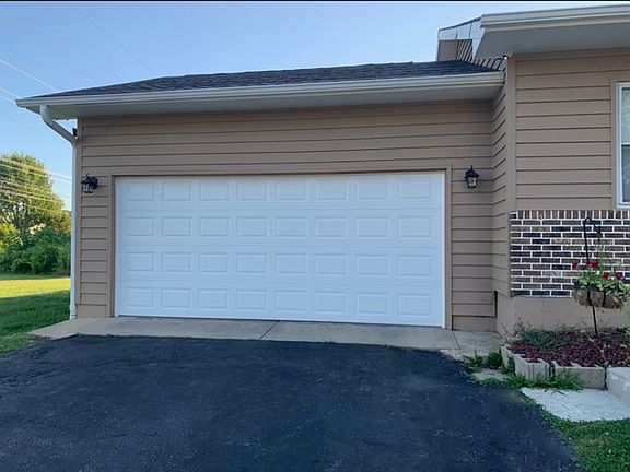 2nd image of 201 W Hawthorne Dr