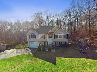 3 Rick Ln, Mahopac, NY 10541