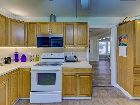 3rd image of 7 Crestwood Dr
