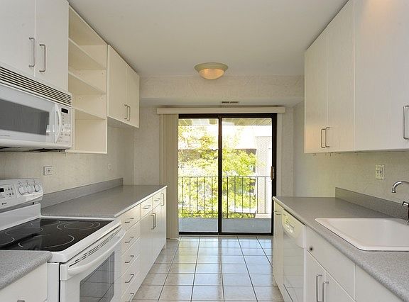 5th image of 4900 Foster St APT 409