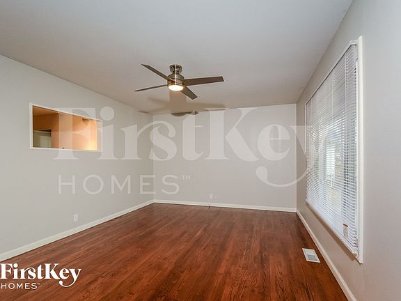 3rd image of 2415 Cambridge Dr