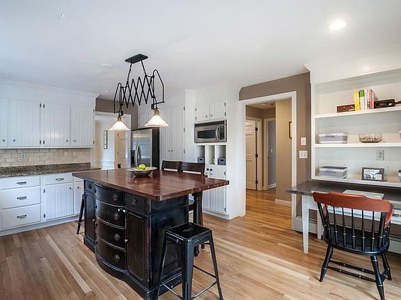 4th image of 226 Mayflower St
