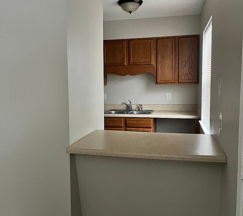 1st image of 2912D Creekview Ct #0
