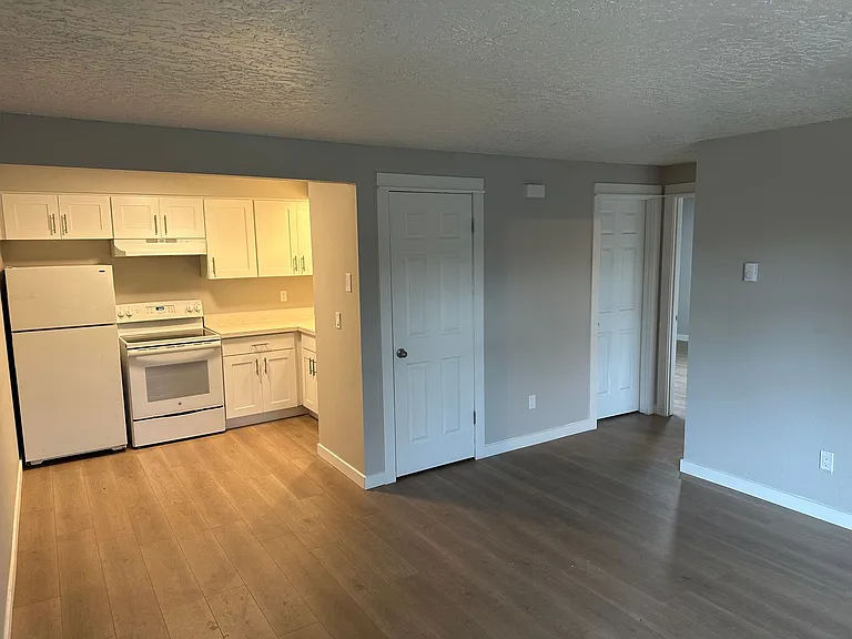 325 SW Academy St — Photo 1