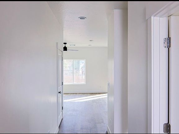 4th image of 415 W Old Mill Rd #5
