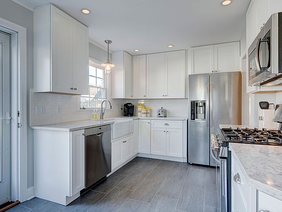 3rd image of 305 Old Shipyard Ln