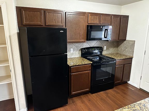 3rd image of 4415 Brutus Ln #1
