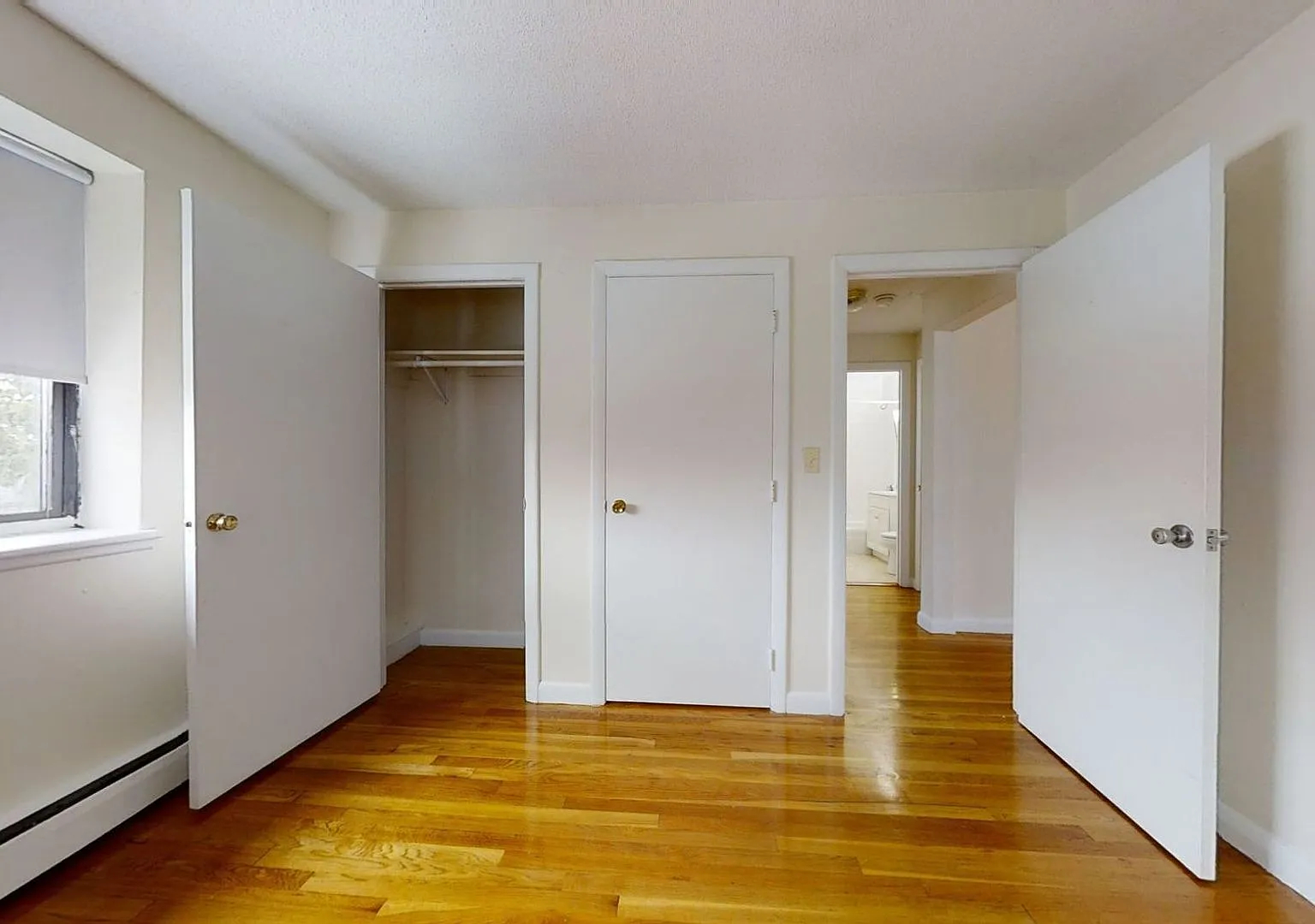 Brighton 1 Bedroom in a Walk-Up Building Available Now — Photo 2