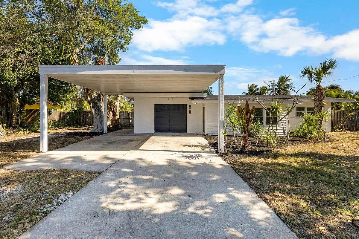 4 bed, 2.0 bath, 2221 sqft, $2,800 — Photo 1
