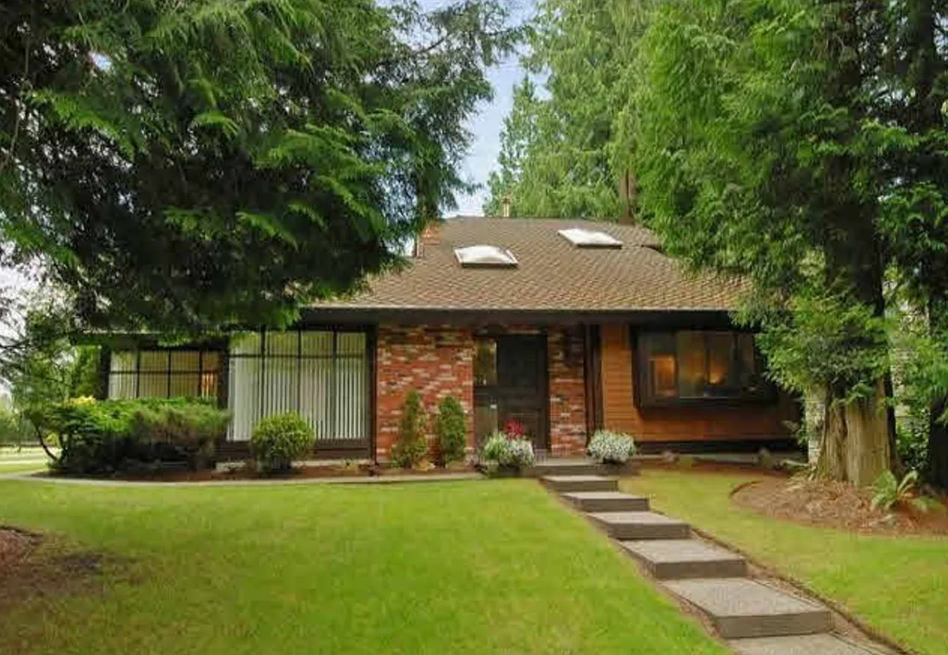 4 bed, 2.5 bath, 2100 sqft, $4,000 — Photo 3