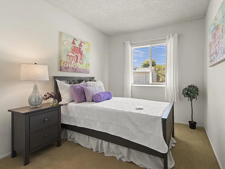 1811 Queen Victoria Way — Photo 12