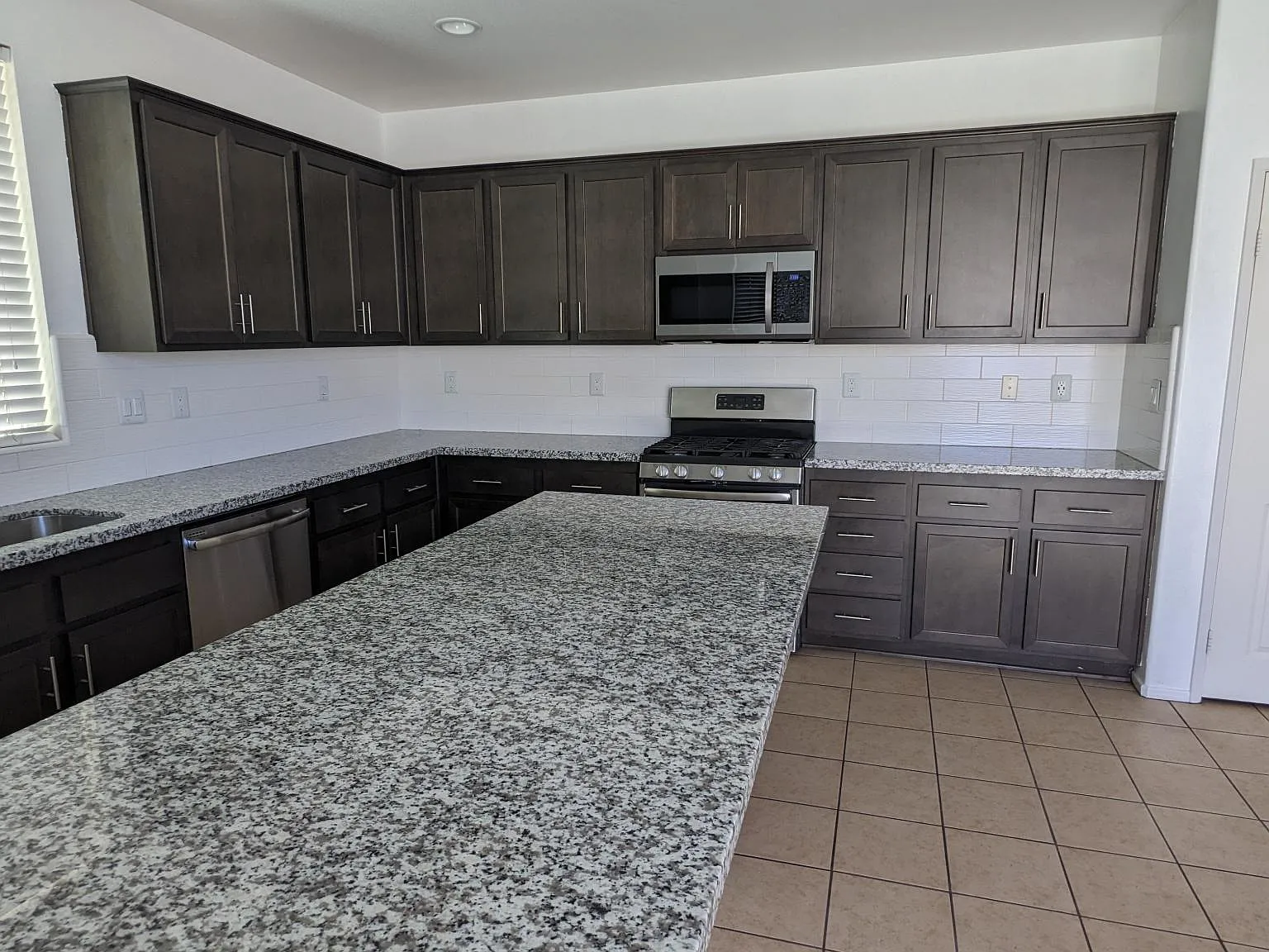 4 bed, 1948 sqft, $3,150 — Photo 4