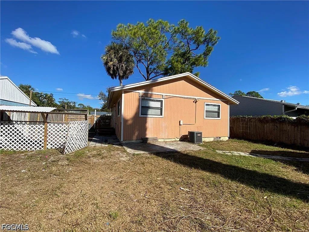 3 bed, 1.0 bath, 920 sqft, $1,195 — Photo 2