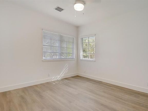4th image of 211 Ocean Breeze St #2