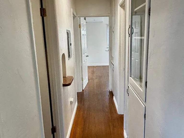 Large 2 bed 1 bath with private outdoor patio- Bankers Hill — Photo 13