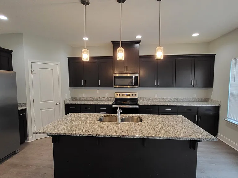 643 Fairview Cir — Photo 3