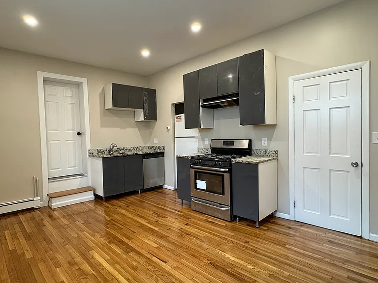 202 Saratoga St #1 — Photo 1