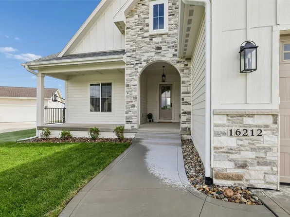 16212 Ironwood Ln, Urbandale, IA 50323