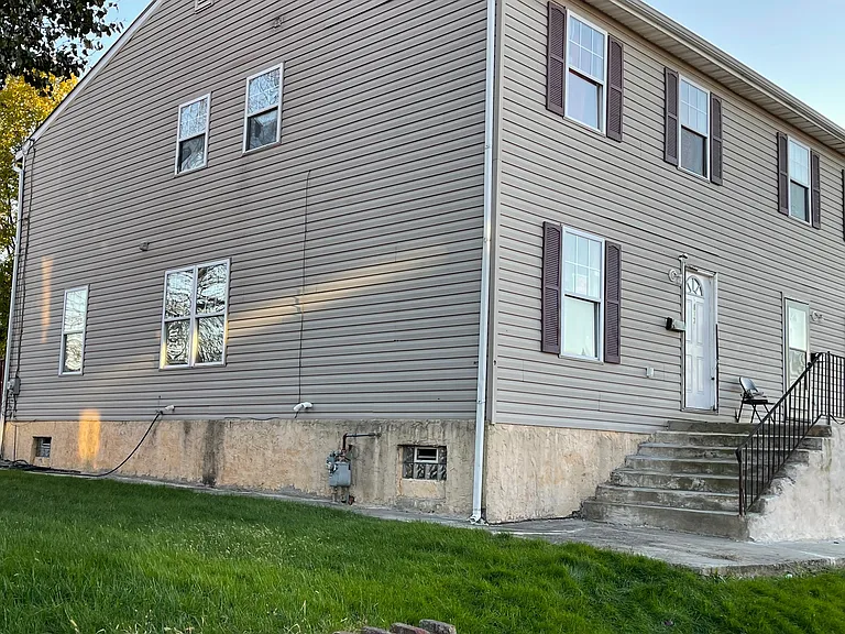 813 W 8th St — Photo 1