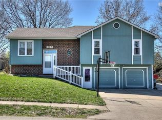 527 Sarah Ln, Liberty, MO 64068