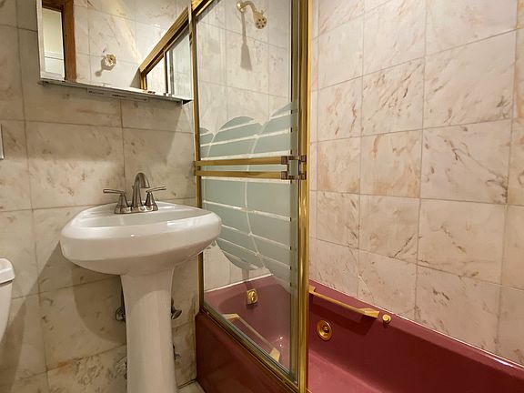 4th image of 231 E 50th St APT 1a